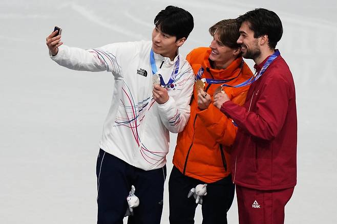 2026 밀라노-코르티나담페초 올림픽 쇼트트랙 남자 1500m에서 은메달을 딴 황대헌(왼쪽)이 14일(현지시간) 금메달리스트 옌스 판트 바우트, 동메달리스트 로버츠 크루즈버그스(라트비아)와 삼성 갤럭시 Z플립으로 ‘빅토리 셀카’를 찍고 있다. 황대헌은 이번 대회를 앞두고 삼성이 후원하는 ‘팀 삼성 갤럭시’의 멤버기도 하다. 밀라노=AP 뉴시스