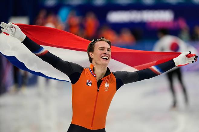 이번 대회 두 번째 금메달을 확정한 뒤 네덜란드 국기를 들고 환하게 웃고 있는 옌스 판트 바우트. 밀라노=AP 뉴시스