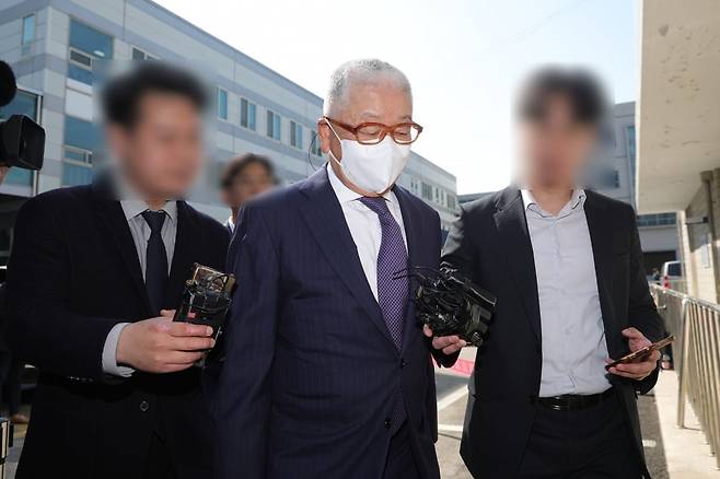 정도원 삼표그룹 회장이 2024년 4월 경기도 의정부시 가능동 의정부지방법원에서 취재진의 질문을 받고 있다. 사진=연합뉴스