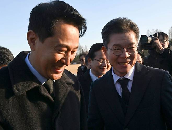 오세훈 서울시장(왼쪽)과 정원오 성동구청장이 지난달 1일 서울 동작구 국립서울현충원에서 현충탑 참배에 앞서 인사를 하고 있다. 두 사람은 성동구 성수동 삼표레미콘 부지 개발 지연 책임 등을 놓고 충돌하고 있다. 이한형 기자