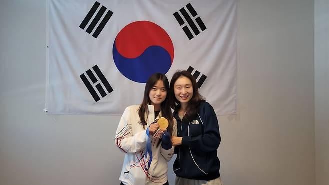 최가온(왼쪽)이 15일(현지시간) 이탈리아 밀라노 선수촌에서 최민정을 만나 기념촬영을 하고 있다. 대한체육회 제공