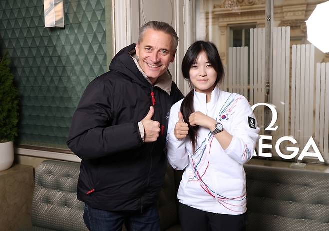 최가온이 레이날드 애슐리만 오메가 회장 겸 CEO로부터 오메가 시계를 수여받고 함께 기념촬영하고 있다. 오메가