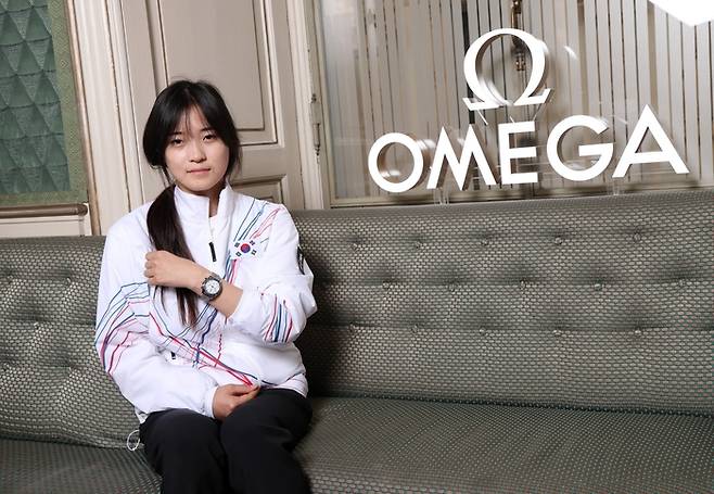 최가온이 오메가 올림픽 에디션을 착용하고 포즈를 취하고 있다. 오메가