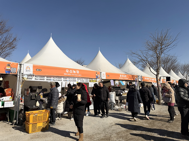 공주 군밤 그릴존 옆 농장 부스 / 사진= 문서연 여행+ 기자