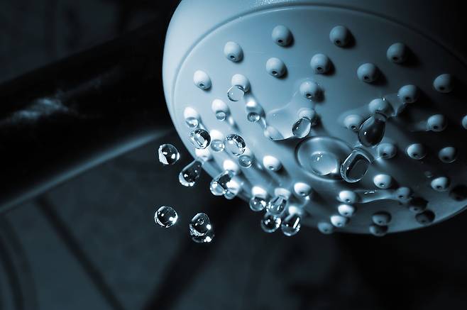 최근 SNS(소셜미디어)에서 유행 중인 욕실을 어둡게 해두고 샤워하는 이른바 '다크 샤워'가 숙면에 도움이 된다는 전문가의 의견이 나왔다. 사진은 기사 참고 이미지 /사진=클립아트코리아