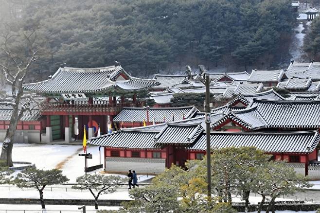 설 명절 연휴 기간 중 매일 운영하는 수원화성행궁의 설경. /사진제공=수원특례시