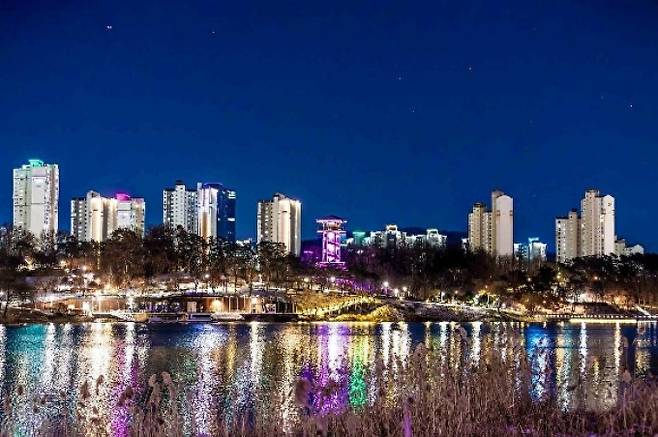 수원시 영통구에서 자연과 도시를 모두 즐길 수 있는 광교호수공원의 야경. /사진제공=수원특례시