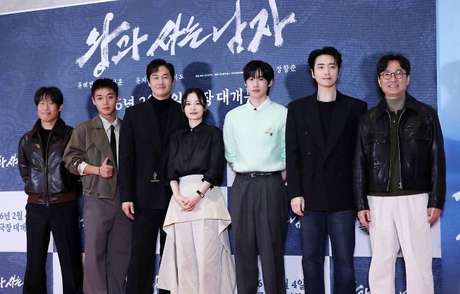 배우 유해진, 박지훈, 유지태, 전미도, 김민, 이준혁, 장항준 감독이 지난달 27일 서울 송파구 롯데시네마 월드타워에서 진행된 영화 '왕과 사는 남자' VIP 시사회 포토월에 참석해 포즈를 취하고 있다./사진=뉴시스