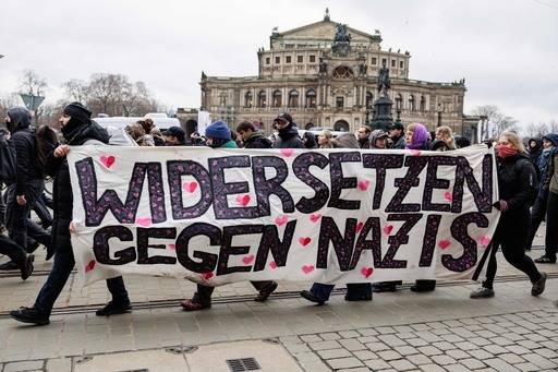 14일(현지시간) 독일 드레스덴에서 좌파 시위대가 ‘나치에 반대한다’고 적힌 현수막을 든 채 극우 시위대의 시가 행진 장소로 이동하고 있다. 이들은 나치의 전쟁 범죄를 부정하는 극우 시위대와 대치한 끝에 결국 행진을 중단시켰다. AFP연합뉴스