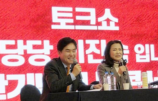 지난 9일 이진숙(오른쪽) 전 방송통신위원장이 대구 그랜드호텔에서 출판기념회를 하고 있다. 대구=연합뉴스