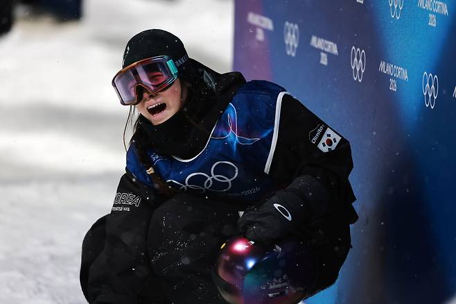 최가온이 13일 열린 2026 밀라노·코르티나담페초 동계올림픽 스노보드 하프파이프 여자부 경기에서 3차 런을 마치고 점수를 확인한 뒤 환호하고 있다. EPA연합뉴스