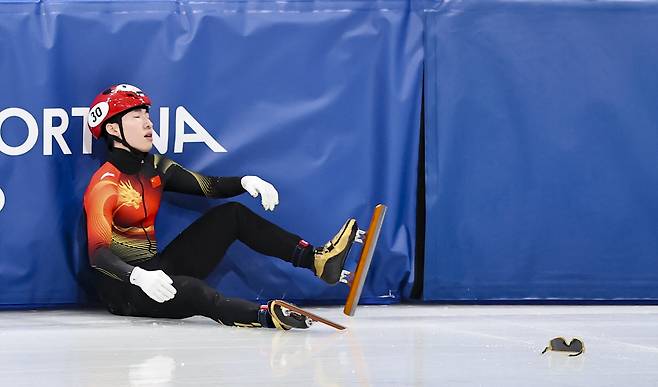 한국 출신 중국 귀화 선수 쇼트트랙 린샤오쥔(한국명 임효준)이 쇼트트랙 가 14일 이탈리아 밀라노 아이스 스케이팅 아레나에서 열린 2026 밀라노·코르티나담페초 동계올림픽 쇼트트랙 스피드스케이팅 남자 1500m 준준결승에서 넘어지자 아쉬워하고 있다. 밀라노=뉴시스
