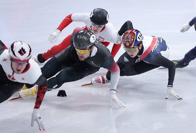 신동민이 14일(현지시간) 이탈리아 밀라노 아이스스케이팅 아레나에서 열린 2026 밀라노·코르티나담페초 동계올림픽 쇼트트랙 남자 1500m 준결승에서 질주하고 있다. 2026.2.15 뉴스1