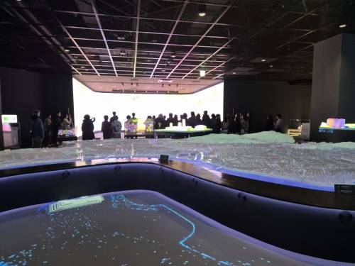 지난 13일 서울시청 지하 ‘서울갤러리’의 ‘플레이한강’에서 관람객들이 관계자의 설명을 듣고 있다. 서유미 기자