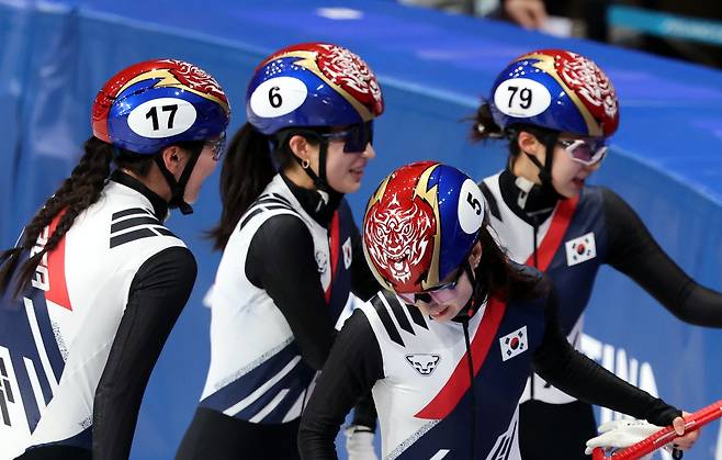 여자쇼트트랙대표팀 심석희, 김길리, 최민정, 이소연(왼쪽부터)이 15일(한국시간) 밀라노 아이스스케이팅 아레나에서 열린 쇼트트랙 여자 3000m 계주 준결선에서 1위를 차지해 결선행을 확정한 뒤 기뻐하고 있다. 밀라노ㅣ뉴시스