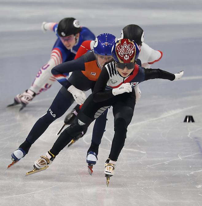 14일(현지시간) 이탈리아 밀라노 아이스스케이팅 아레나에서 열린 2026 밀라노-코르티나담페초 동계올림픽 쇼트트랙 여자 1000m 예선에서 김길리가 경기를 펼치고 있다. 2026.2.15 연합뉴스