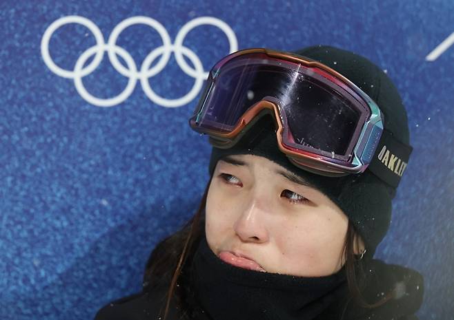 ▲ 2008년 11월생인 최가온은 만 17세 3개월의 나이로 올림픽 정상에 올랐다. 이는 2018년 평창 대회에서 클로이 김이 세웠던 이 종목 최연소 금메달 기록(17세 10개월)을 넘어서는 새로운 이정표다. ⓒ연합뉴스