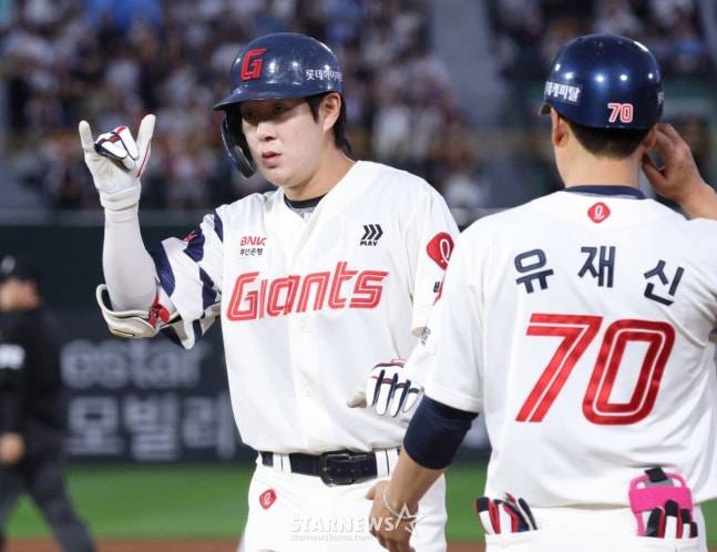 지난해 5월 안타를 친 나승엽이 세리머니를 하고 있다. /사진=김진경 대기자