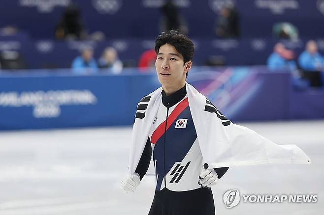 태극기 세리머니 펼치는 황대헌 (밀라노=연합뉴스) 이지은 기자 = 14일(현지시간) 이탈리아 밀라노 아이스스케이팅 아레나에서 열린 2026 밀라노-코르티나담페초 동계올림픽 쇼트트랙 남자 1500m 결승에서 은메달을 따낸 황대헌이 태극기를 두르고 세리머니를 하고 있다. 2026.2.15 jieunlee@yna.co.kr