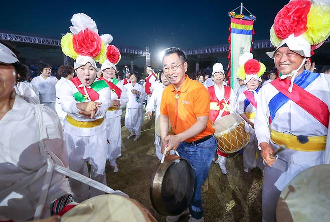 ▲ 지역 축제 현장에서 허윤홍 성주군 부군수가 군민들과 함께 풍물놀이에 참여하며 현장 분위기를 함께하고 있다.