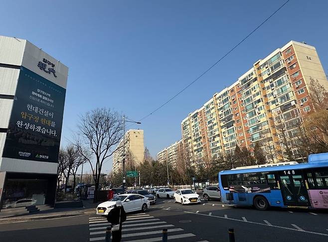 시공사 선정을 앞둔 압구정3구역 현대아파트. 맞은편에는 홍보관이 마련돼 있다./사진=김이슬 기자