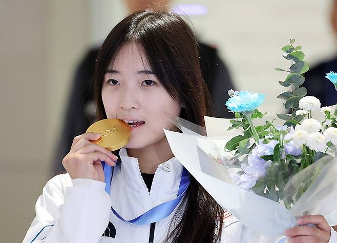 16일 오후 인천국제공항 2터미널에 귀국한 금메달리스트 최가온 선수 / 사진=뉴스1