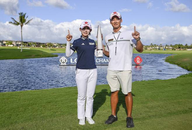 지난해 10월 LPGA 투어 롯데 챔피언십에서 우승했을 때 황유민(왼쪽)과 사진 박중근 씨.(사진=AFPBBNews)