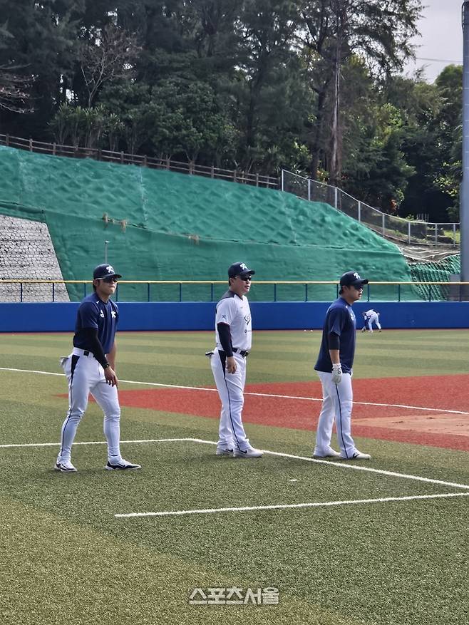 2026 WBC 대표팀 김도영(왼쪽)과 문현빈(오른쪽)이 16일 일본 오키나와 가데나 구장에서 주루 훈련을 하고 있다. 오키나와 | 김동영 기자 raining99@sportsseoul.com