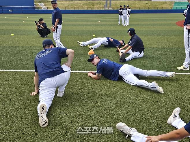 2026 WBC 대표팀 박동원(가운데)이 16일 오키나와 가데나 구장에서 열린 훈련에 앞서 스트레치을 하며 후배 포수 김형준과 얘기를 나누고 있다. 오키나와 | 김동영 기자 raining99@sportsseoul.com