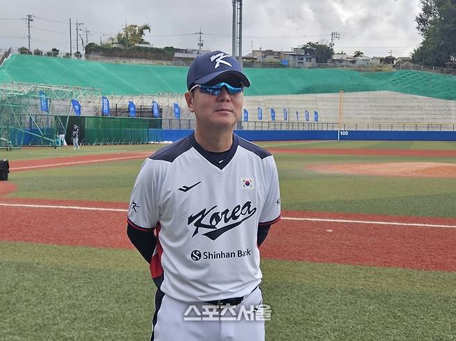 2026 WBC 대표팀 류지현 감독이 16일 오키나와 가데나 구장에서 진행된 훈련에 앞서 선수들의 상태를 지켜보고 있다. 오키나와 | 김동영 기자 raining99@sportsseoul.com