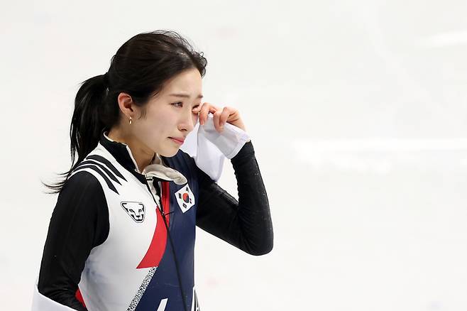 김길리가 여자 쇼트트랙 1000m에서 동메달을 따낸 뒤 눈물을 흘리고 있다. 사진 | 밀라노=연합뉴스