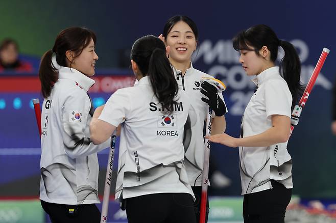 먼저 1점 가져간 한국
(코르티나담페초=연합뉴스) 서대연 기자 = 15일(현지시간) 이탈리아 코르티나담페초 컬링 올림픽 스타디움에서 열린 2026 밀라노ㆍ코르티나담페초 동계올림픽 컬링 여자 라운드로빈 한국과 일본의 경기에서 1엔드에서 1점을 따낸 한국 대표팀 선수들이 기뻐하고 있다. 2026.2.15