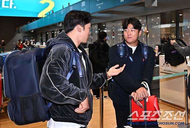 류지현 감독이 이끄는 대한민국 야구대표팀이 15일 2차 캠프가 열리는 일본 오키나와로 출국했다. 박해민, 송승기가 출국장으로 향하고 있다. 인천공항=박재만 기자 pjm@sportschosun.com/2026.02.15/