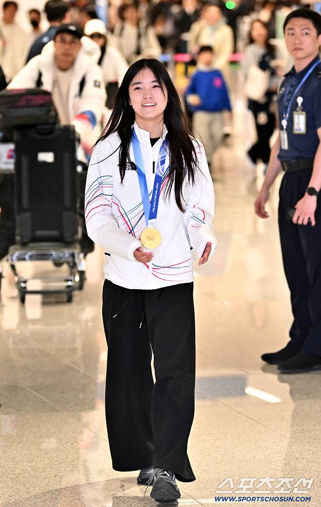 2026 밀라노 코르티나담페초 동계올림픽 스노보드 여자 하프파이프에서 금메달 획득한 최가온이 16일 인천국제공항을 통해 귀국했다. 최가온이 입국장을 나서고 있다. 인천공항=박재만 기자 pjm@sportschosun.com/2026.02.16/