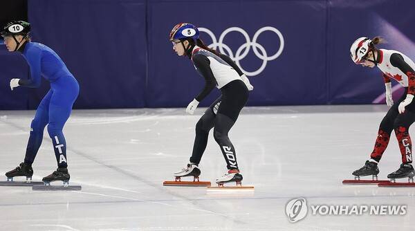 최민정 뒤에 3위로 결승선을 통과하는 킴부탱. ⓒ연합뉴스