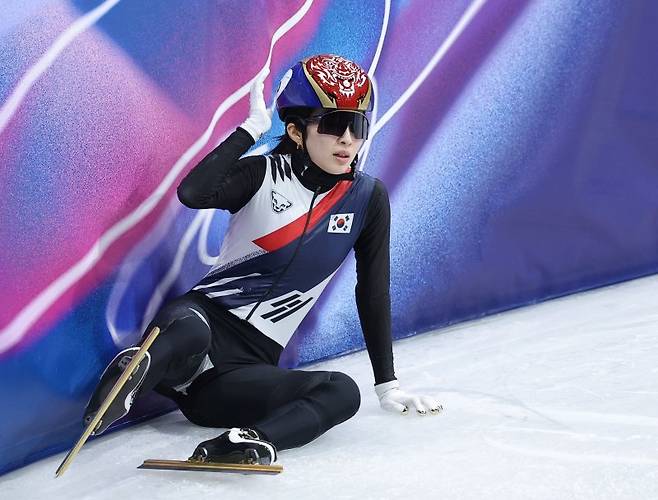 14일(현지시간) 이탈리아 밀라노 아이스스케이팅 아레나에서 열린 2026 밀라노-코르티나담페초 동계올림픽 쇼트트랙 여자 1000m 예선에 출전한 김길리가 준준결승에 진출한 뒤 네덜란드 선수와 충돌해 넘어지고 있다. 연합뉴스