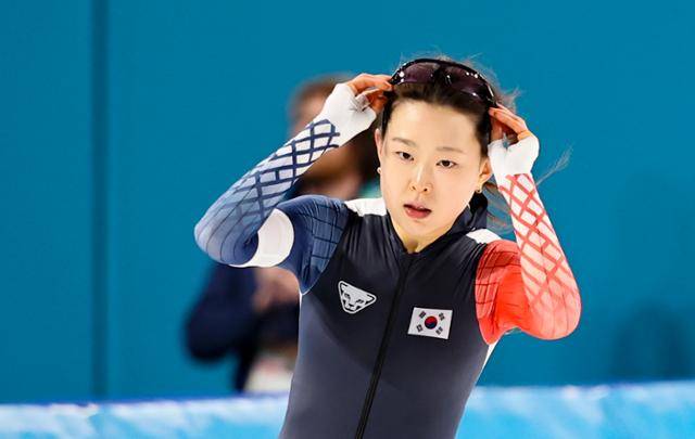 스피드스케이팅 김민선이 15일 이탈리아 밀라노 스피드스케이팅 스타디움에서 열린 2026 밀라노·코르티나 담페초 동계올림픽 스피드스케이팅 여자 500m 결선 경기를 마치고 숨을 고르고 있다. 밀라노=뉴시스