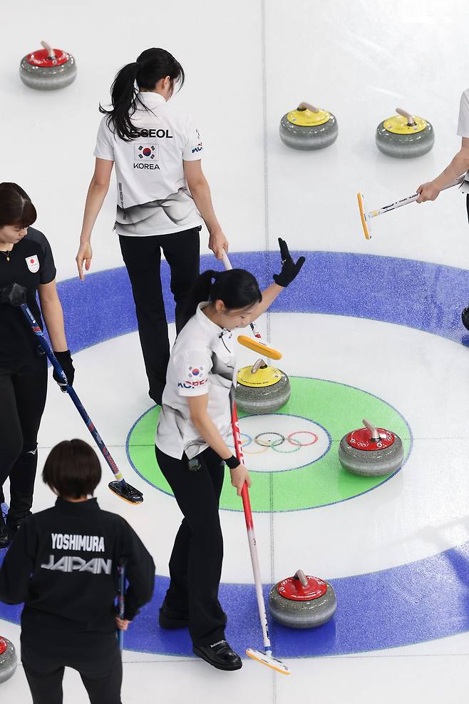 한국 스톤이 버튼 인근 일본 스톤을 쳐내고 있다. 연합뉴스
