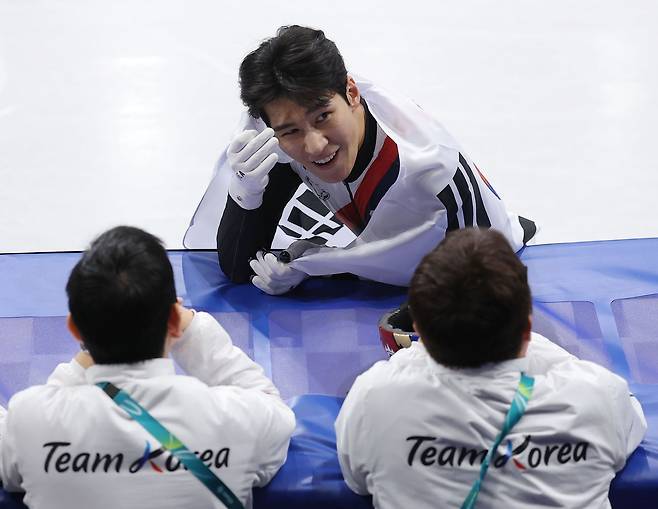 14일(현지시간) 이탈리아 밀라노 아이스스케이팅 아레나에서 열린 2026 밀라노-코르티나담페초 동계올림픽 쇼트트랙 남자 1500m 결승전에서 은메달을 획득한 황대헌이 코치들과 대화를 나누고 있다. 연합뉴스