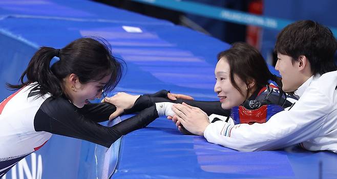 장하다 김길리 (밀라노=연합뉴스) 류영석 기자 = 16일(현지시간) 이탈리아 밀라노 아이스스케이팅 아레나에서 열린 2026 밀라노-코르티나담페초 동계올림픽 쇼트트랙 여자 1000m 결승에서 김길리가 3등으로 들어오며 동메달을 획득한 뒤 최민정으로부터 축하를 받고 있다. 2026.2.16 ondol@yna.co.kr (끝) 〈저작권자(c) 연합뉴스, 무단 전재-재배포, AI 학습 및 활용 금지〉