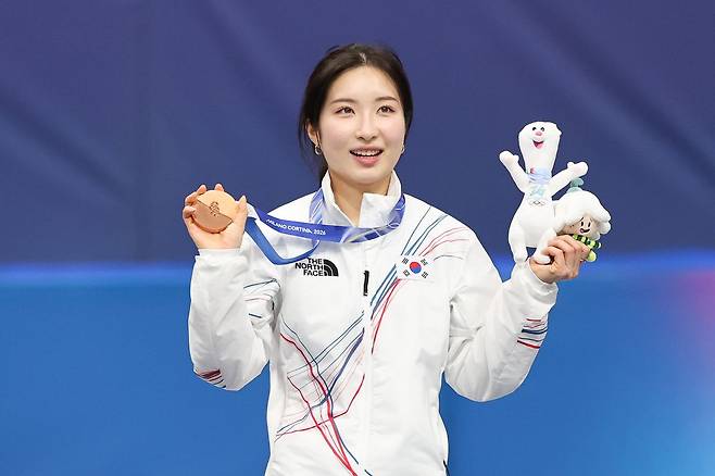 트트랙 김길리가 16일(현지시간) 이탈리아 밀라노 아이스스케이팅 아레나에서 열린 2026 밀라노 코르티나담페초 동계올림픽 쇼트트랙 여자 1000m 시상식에서 동메달을 들어보이고 있다. 김종호 기자 20260216