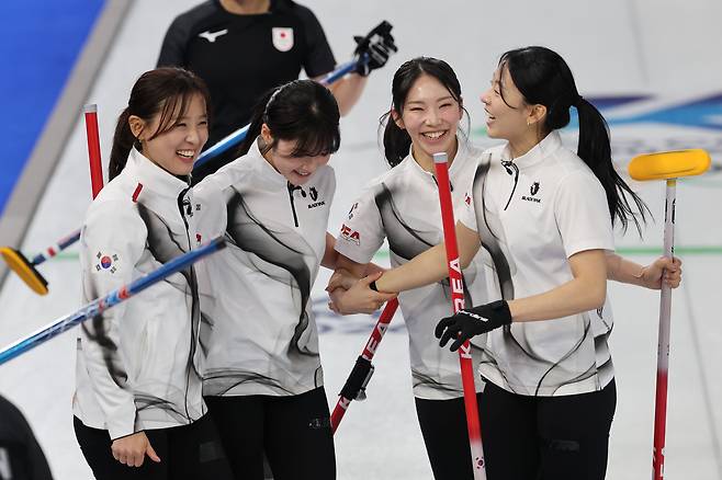 15일(현지시간) 이탈리아 코르티나담페초 컬링 올림픽 스타디움에서 열린 2026 밀라노·코르티나담페초 동계올림픽 컬링 여자 라운드로빈 한국과 일본의 경기에서 한국 대표팀이 7대5로 이긴 뒤 기뻐하고 있다. 2026.2.16 연합뉴스