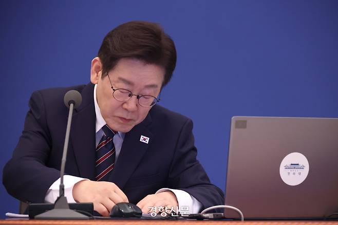 이재명 대통령이 지난 12일 청와대 본관에서 열린 수석보좌관회의에서 모두발언을 준비하고 있다. 김창길 기자