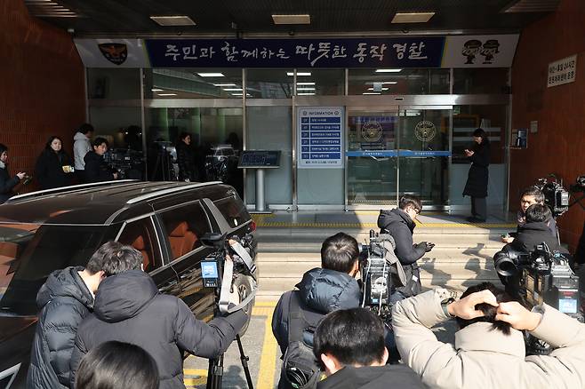 더불어민주당을 탈당한 김병기 의원의 각종 의혹을 수사하는 경찰이 지난달 23일 ‘수사 무마 청탁’ 의혹과 관련 압수수색 중인 서울 동작경찰서에 취재진이 대기하고 있다. 연합뉴스