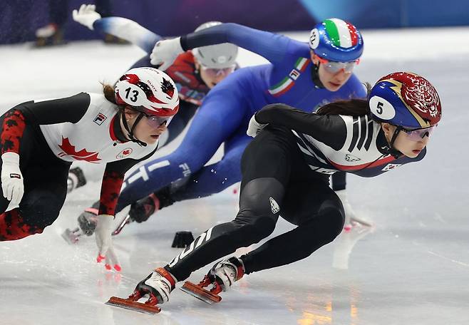 최민정이 15일(한국시간) 이탈리아 밀라노 아이스스케이팅 아레나에서 열린 2026 밀라노·코르티나담페초 동계올림픽 쇼트트랙 여자 1000m 예선에서 질주하고 있다. 연합뉴스