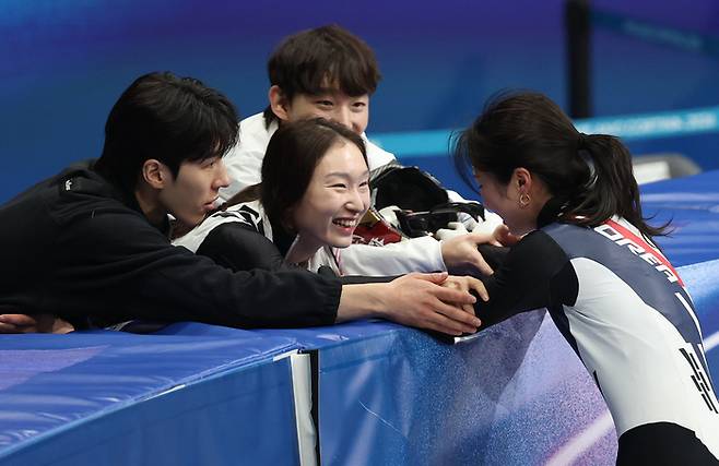 김길리가 16일(현지시간) 이탈리아 밀라노 아이스스케이팅 아레나에서 열린 2026 밀라노-코르티나담페초 동계올림픽 쇼트트랙 여자 1000m 결승에서 동메달을 따낸 뒤, 최민정(가운데)의 축하를 받고 있다. 연합뉴스