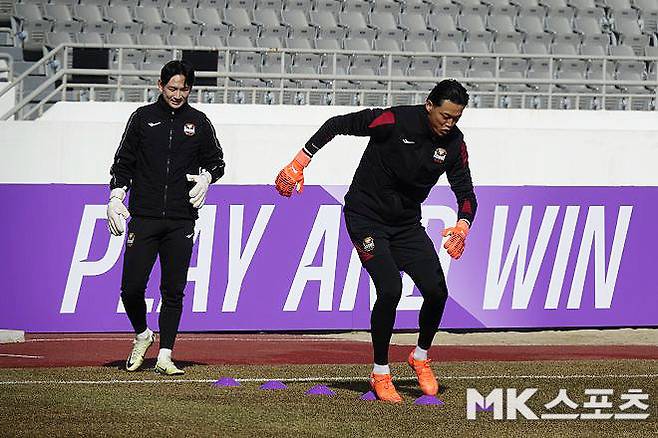 히로시마전을 앞두고 최종 훈련에 임하고 있는 강현무(사진 왼쪽), 구성윤. 사진=이근승 기자