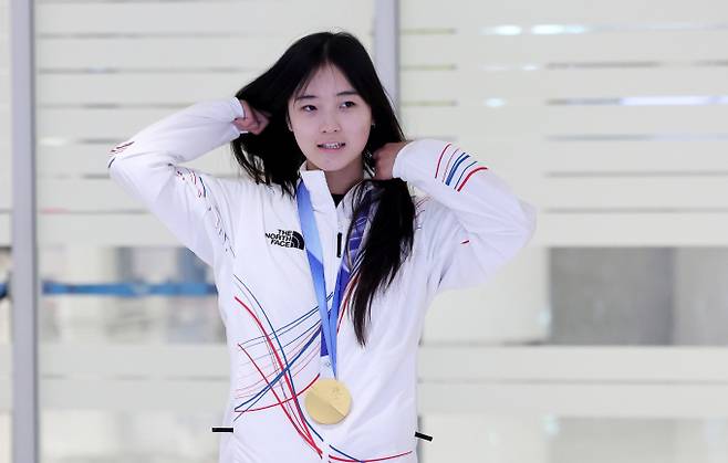 2026 밀라노·코르티나담페초 동계올림픽 스노보드 여자 하프파이프에서 금메달을 차지한 최가온이 금메달을 목에 걸고 귀국했다. /사진=뉴스1