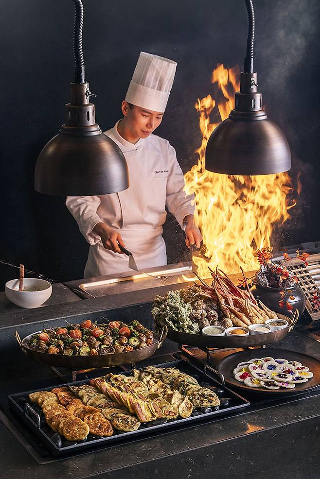 뷔페 레스토랑 ‘데메테르’의 ‘스페셜 설 디너 뷔페’ 중 ‘라이브 스테이션’. (사진=더블트리 힐튼 판교) *재판매 및 DB 금지