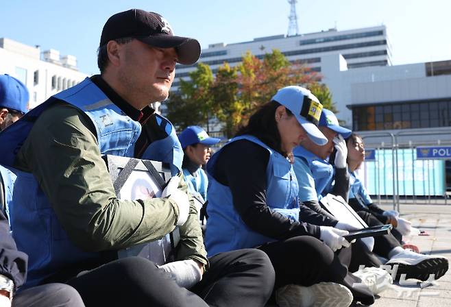 12.29 무안공항 제주항공 여객기 참사 유가족들이 영정을 들고 진상규명 등을 촉구하는 집회를 하고 있다. 류영주 기자